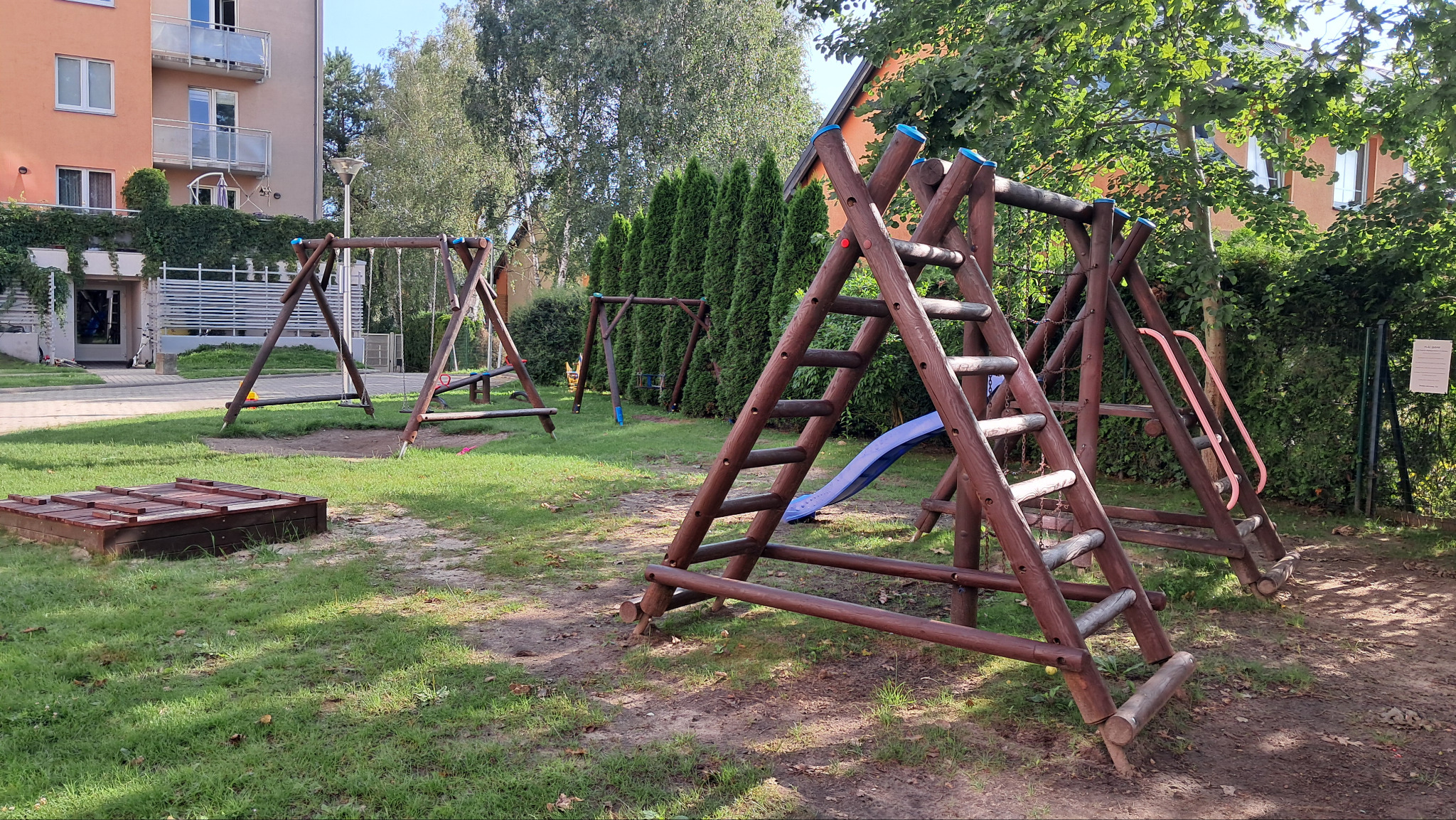 Wyremontowany plac zabaw na jednym z gdańskich osiedli.