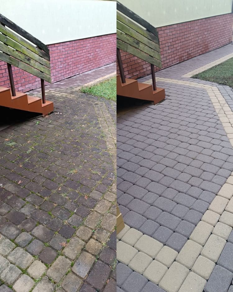 Porównanie kostki brukowej przed i po czyszczeniu, widoczne zabrudzenia i porosty usunięte, schody z drewnianą balustradą w tle.