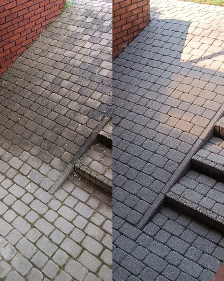 Porównanie kostki brukowej przed i po czyszczeniu wysokociśnieniowym, widoczne wyraźne różnice w kolorze i usunięciu zabrudzeń, schody z kostki brukowej.