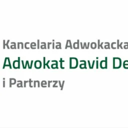 Logo Kancelarii Adwokackiej Adwokat David Deczyński i Partnerzy z podwójnym, częściowo nakładającym się znakiem graficznym D w kolorach szarości i zieleni.