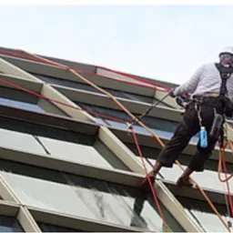 Mycie szyb w trudno dostepnym miejscu.