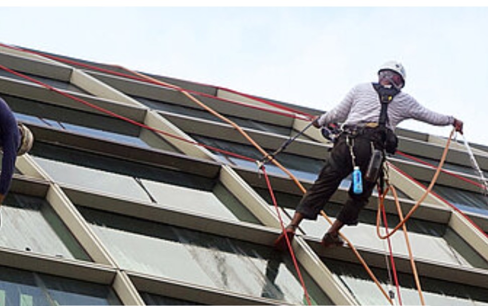 Mycie szyb w trudno dostepnym miejscu.