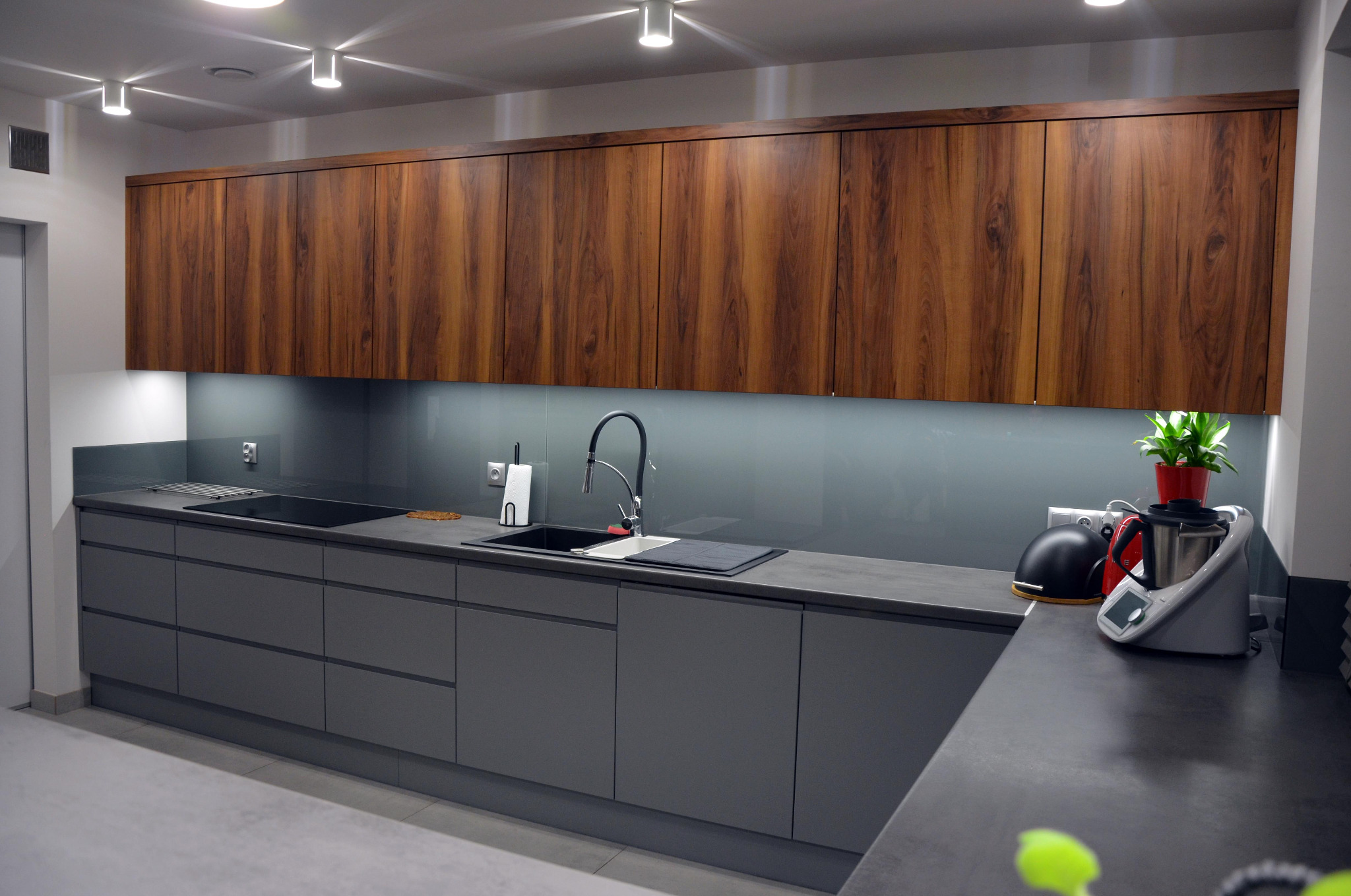 Realizacja projektu kuchni w stylu nowoczesnym