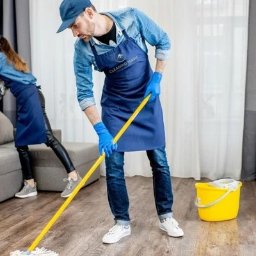 Zespół Cleaning Magic w trakcie profesjonalnego sprzątania mieszkania.  
Czystość, dokładność i uśmiech — to nasza wizytówka!