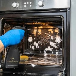 Dokładne czyszczenie piekarnika przy użyciu pary i profesjonalnych środków.  
Dla nas liczy się każdy szczegół — również w kuchni!