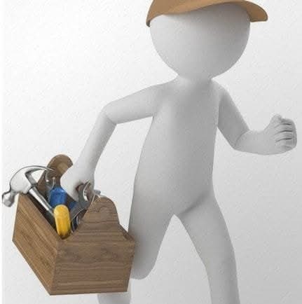 Animowana postać niosąca drewnianą skrzynkę z narzędziami, zawierającą młotek, śrubokręty i klucze.