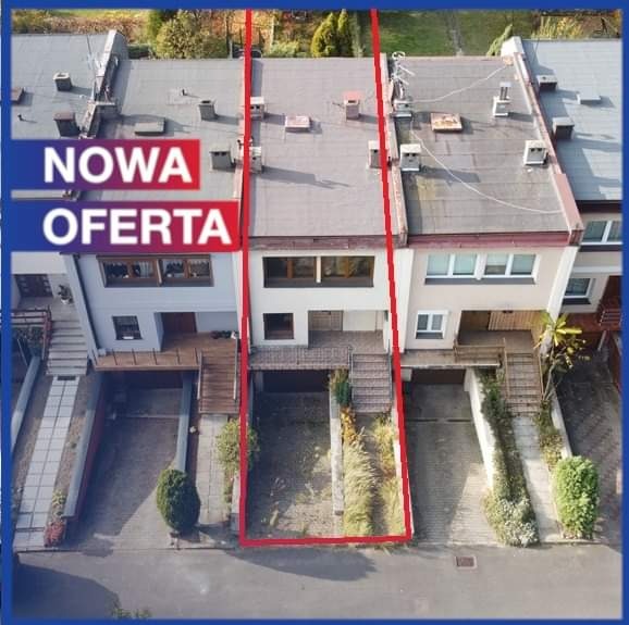 Zdjęcie lotnicze szeregowca z garażem i ogródkiem frontowym, oznaczony ramką i napisem 'Nowa Oferta'.