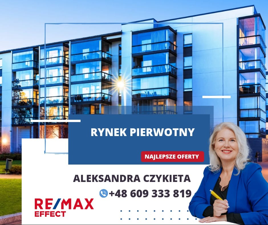 Nowoczesny budynek mieszkalny z dużymi balkonami, częściowo zasłonięty niebieskim panelem z napisem 'Rynek Pierwotny' i zdjęciem uśmiechniętej agentki nieruchomości w niebieskiej marynarce, logo...