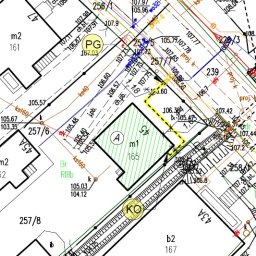 HYDRA Biuro Projektowe Jan Cieśliński - Plan zagospodarowania przestrzennego z naniesionymi numerami działek, oznaczeniami budynków i wysokościami terenu. Widoczne linie i symbole instalacji.