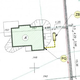 HYDRA Biuro Projektowe Jan Cieśliński - Plan zagospodarowania działki z naniesionym budynkiem, zbiornikiem gazu i przyłączem. Widoczne oznaczenia wysokości terenu i granice działki.