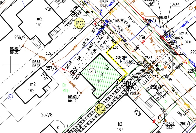 Plan zagospodarowania przestrzennego z naniesionymi numerami działek, oznaczeniami budynków i wysokościami terenu. Widoczne linie i symbole instalacji.