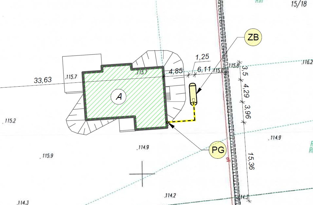 Plan zagospodarowania działki z naniesionym budynkiem, zbiornikiem gazu i przyłączem. Widoczne oznaczenia wysokości terenu i granice działki.