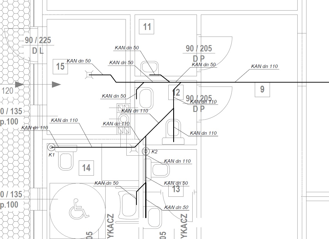 Schemat instalacji kanalizacyjnej z oznaczeniami średnic rur w łazienkach i toaletach. Widoczne umywalki, toalety i inne elementy wyposażenia.