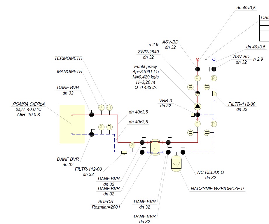 Schemat instalacji grzewczej z pompą ciepła, zbiornikiem buforowym i naczyniem wzbiorczym. Widoczne oznaczenia elementów i parametry pracy. Rysunek techniczny.