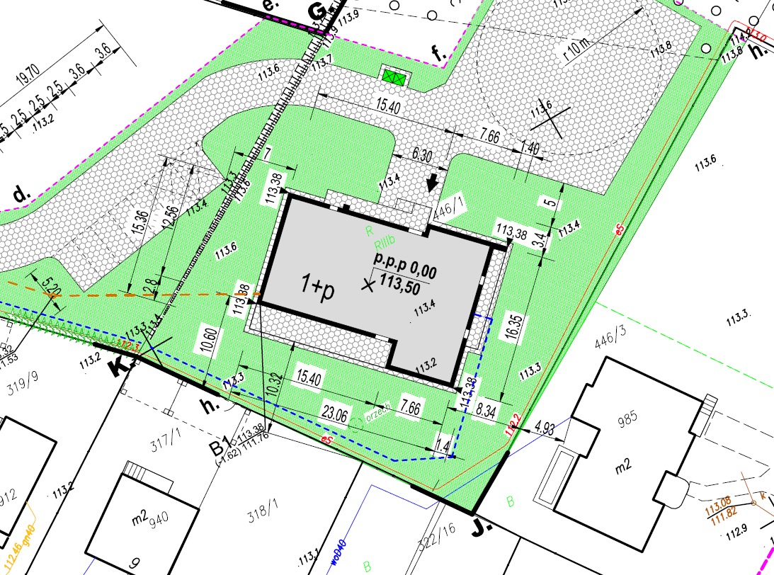 Plan zagospodarowania działki z naniesionym budynkiem, wymiarami i oznaczeniami wysokościowymi. Widok z góry, szczegółowy rysunek techniczny.