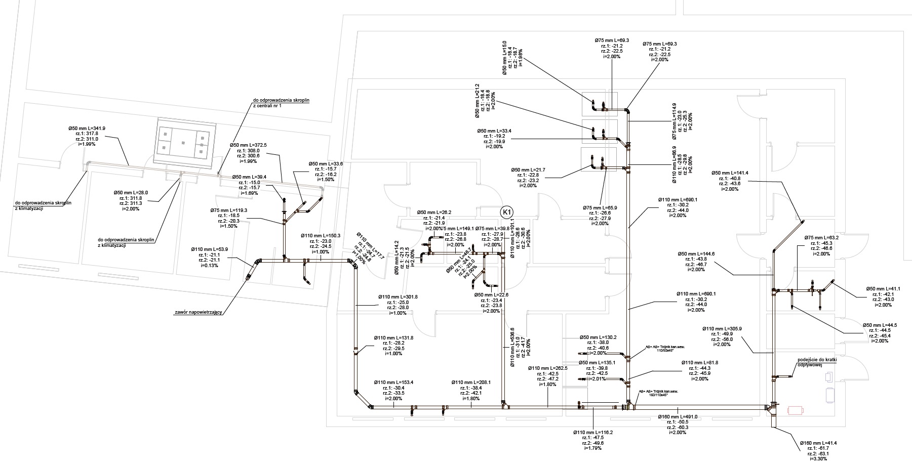 Schemat instalacji kanalizacyjnej z precyzyjnymi wymiarami rur i spadków, widok z góry, z detalami technicznymi i oznaczeniami, na jasnym tle.