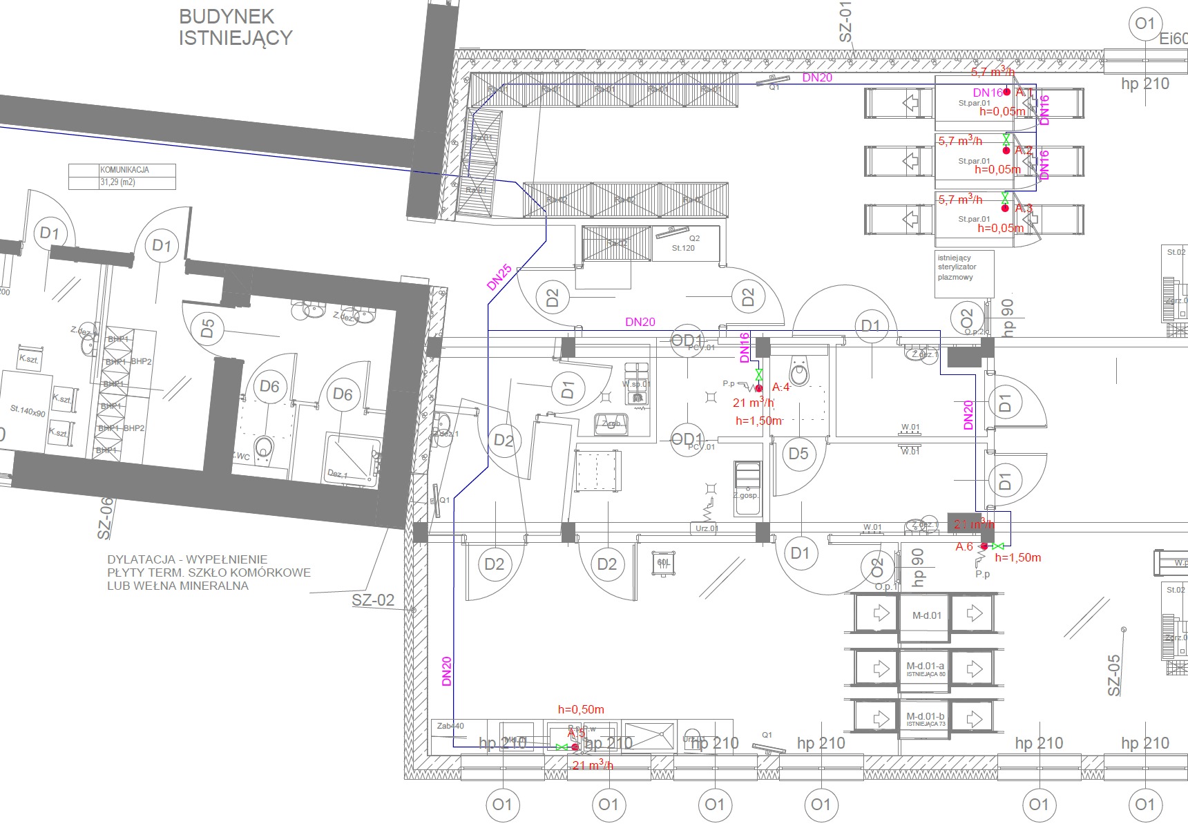 Rzut architektoniczny budynku z naniesionymi instalacjami sanitarnymi, widoczne oznaczenia pomieszczeń, pionów i przyborów. Schemat techniczny w szarościach z czerwonymi akcentami.