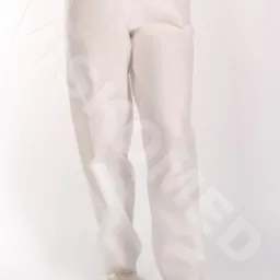 Osoba w białych spodniach ochronnych i ochraniaczach na buty, na białym tle.