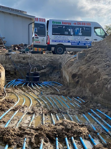 Przygotowanie dolnego źródła pod gruntową pompę ciepła dla hali produkcyjnej w Korczowie.