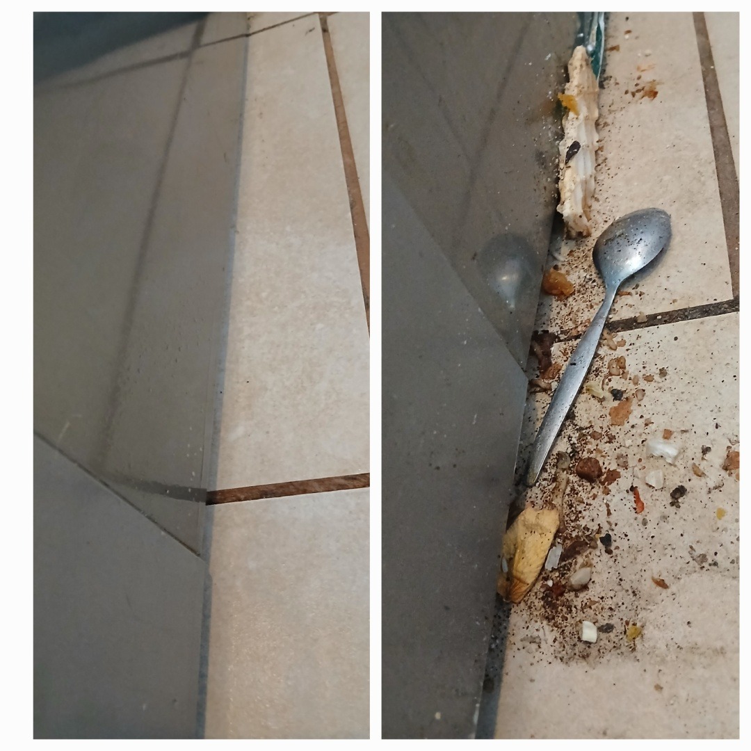 Zdjęcie 'przed i po' czyszczenia podłogi przy szafce kuchennej. Po prawej brud, resztki jedzenia i łyżka. Po lewej czysta podłoga z fugami. Widoczne płytki podłogowe.