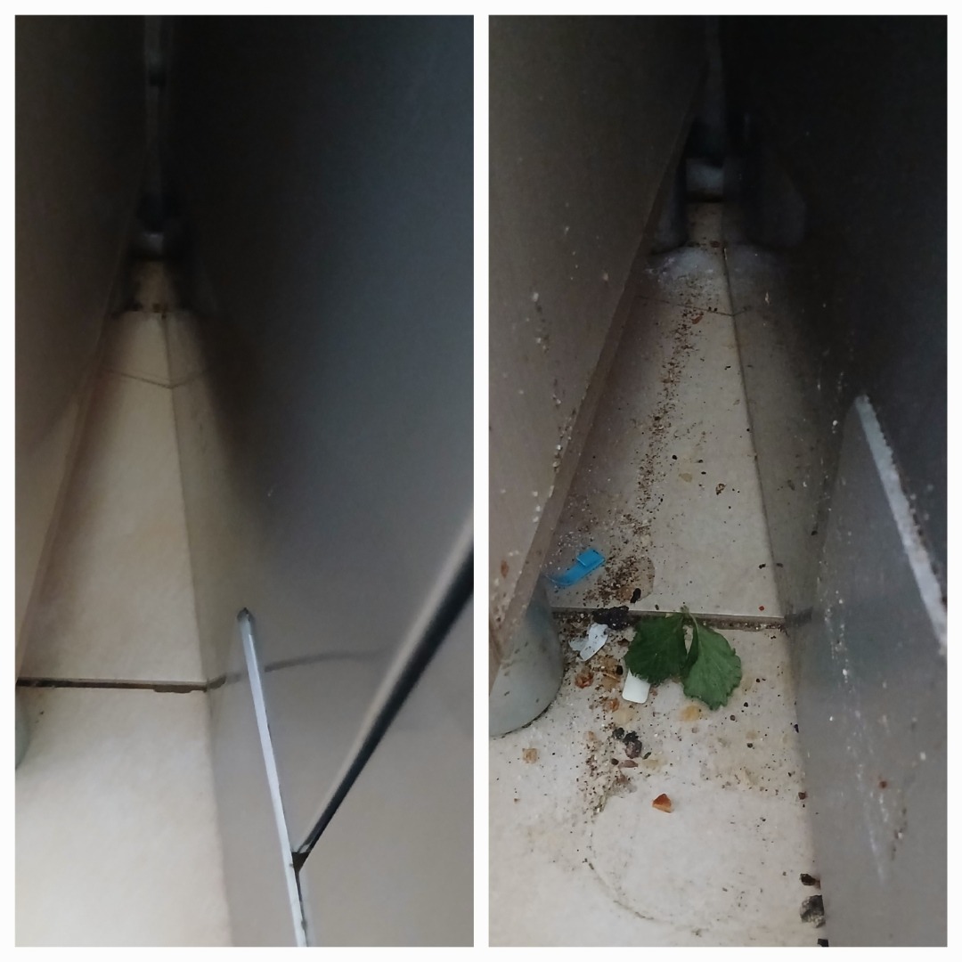 Zdjęcie 'przed i po' przedstawia czyszczenie przestrzeni za toaletą. Po lewej: czyste, po prawej: zabrudzone okruchy, kurz i liść. Widok z góry na jasne płytki.