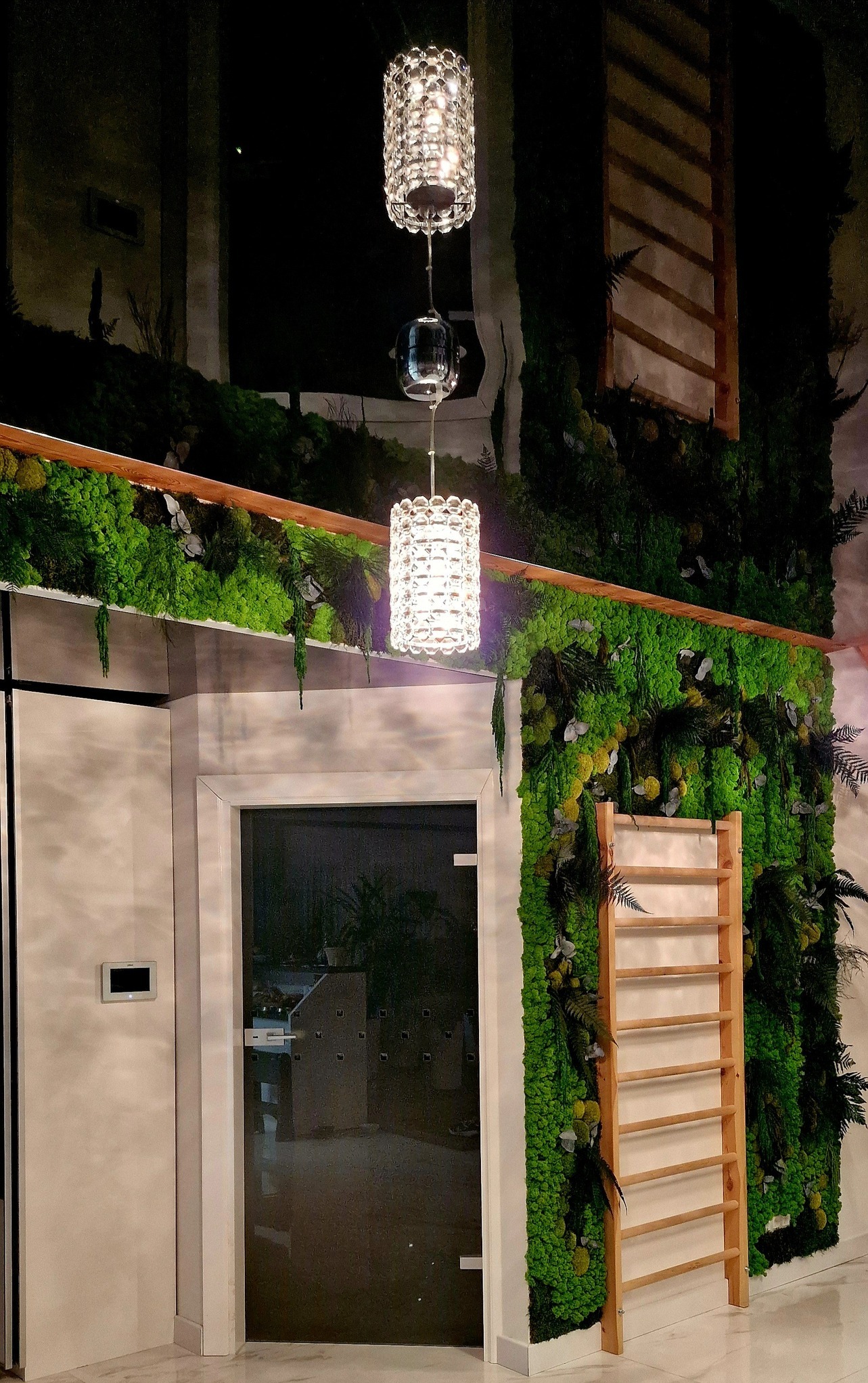 Ściany z mchu w salonie