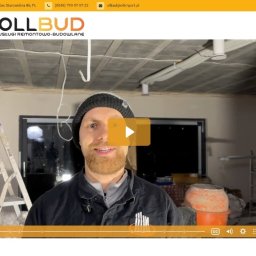 Centrum ZW - Kadr z wideo prezentującego remontowane wnętrze z widoczną drabiną, mikserem do zaprawy i instalacją pod sufitem. W centrum uśmiechnięty mężczyzna w czapce.