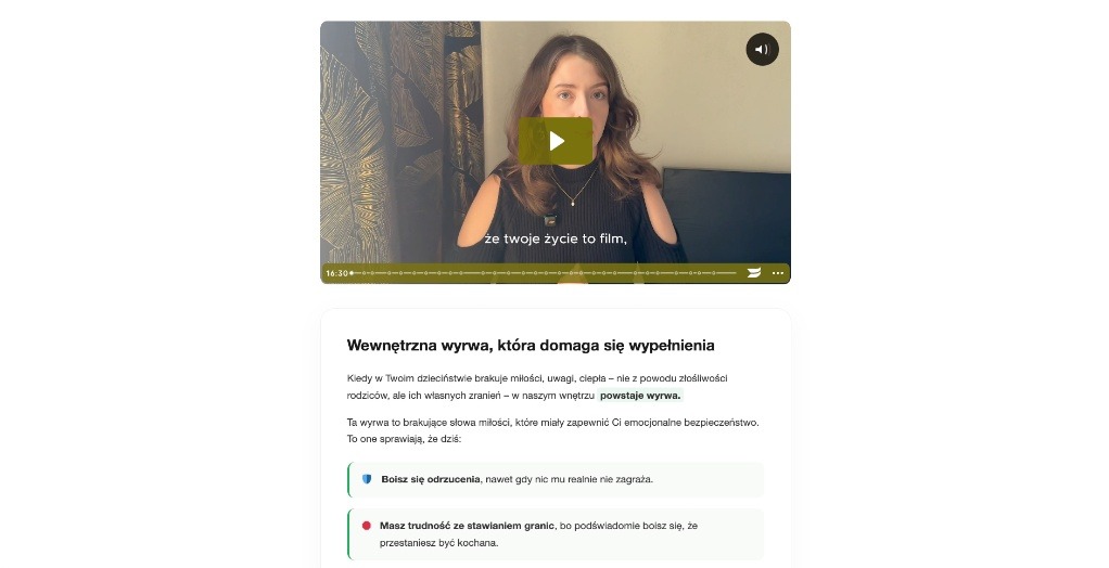 Zrzut ekranu strony internetowej z wideo kobiety i tekstem o emocjonalnym bezpieczeństwie, z akcentem na dzieciństwo i relacje. Widoczny odtwarzacz wideo i nagłówki.