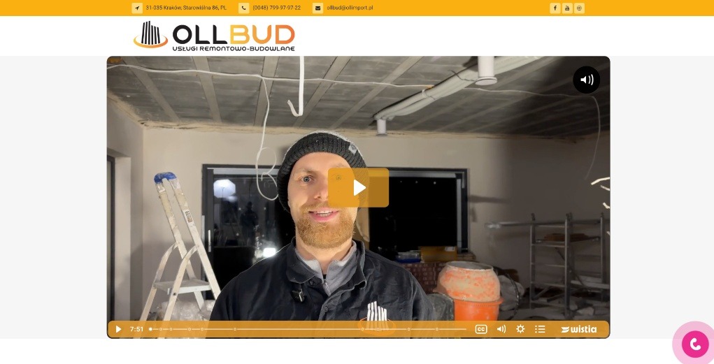 Kadr z wideo prezentującego remontowane wnętrze z widoczną drabiną, mikserem do zaprawy i instalacją pod sufitem. W centrum uśmiechnięty mężczyzna w czapce.