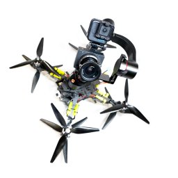 Let It Drone - Profesjonalny dron z zamontowanymi dwiema kamerami, w tym GoPro, na białym tle, widoczne czarne śmigła i elementy konstrukcyjne z żółtymi akcentami.