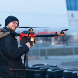 Samodzielnie produkowane drony i rozwiązania technologiczne dzięki 10 letniemu doświadczeniu.
