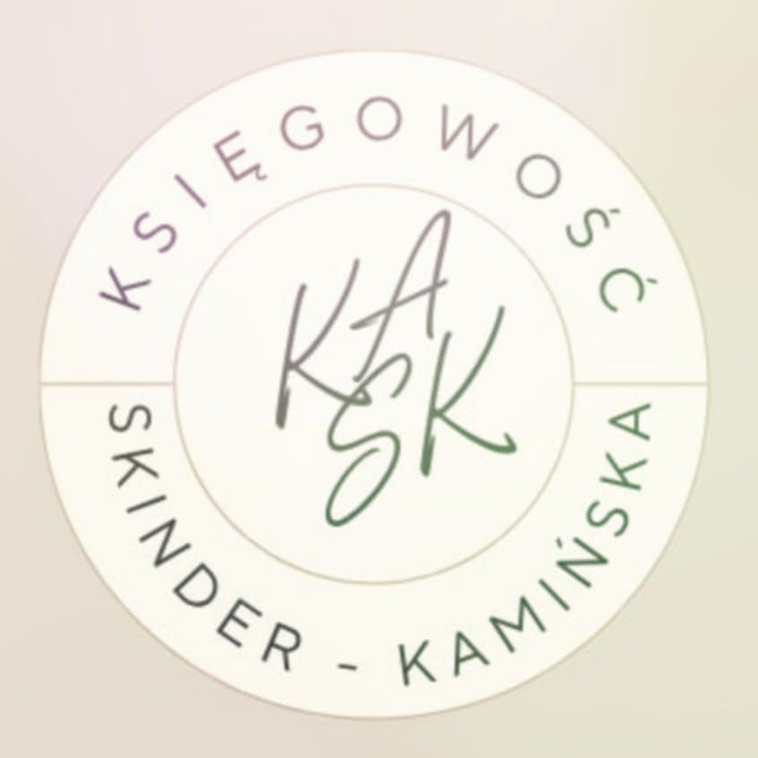 Okrągłe logo firmy KSK Księgowość Skinder-Kamińska na beżowym tle. Nazwa firmy otacza inicjały KSK w centrum. Cieniowane napisy.