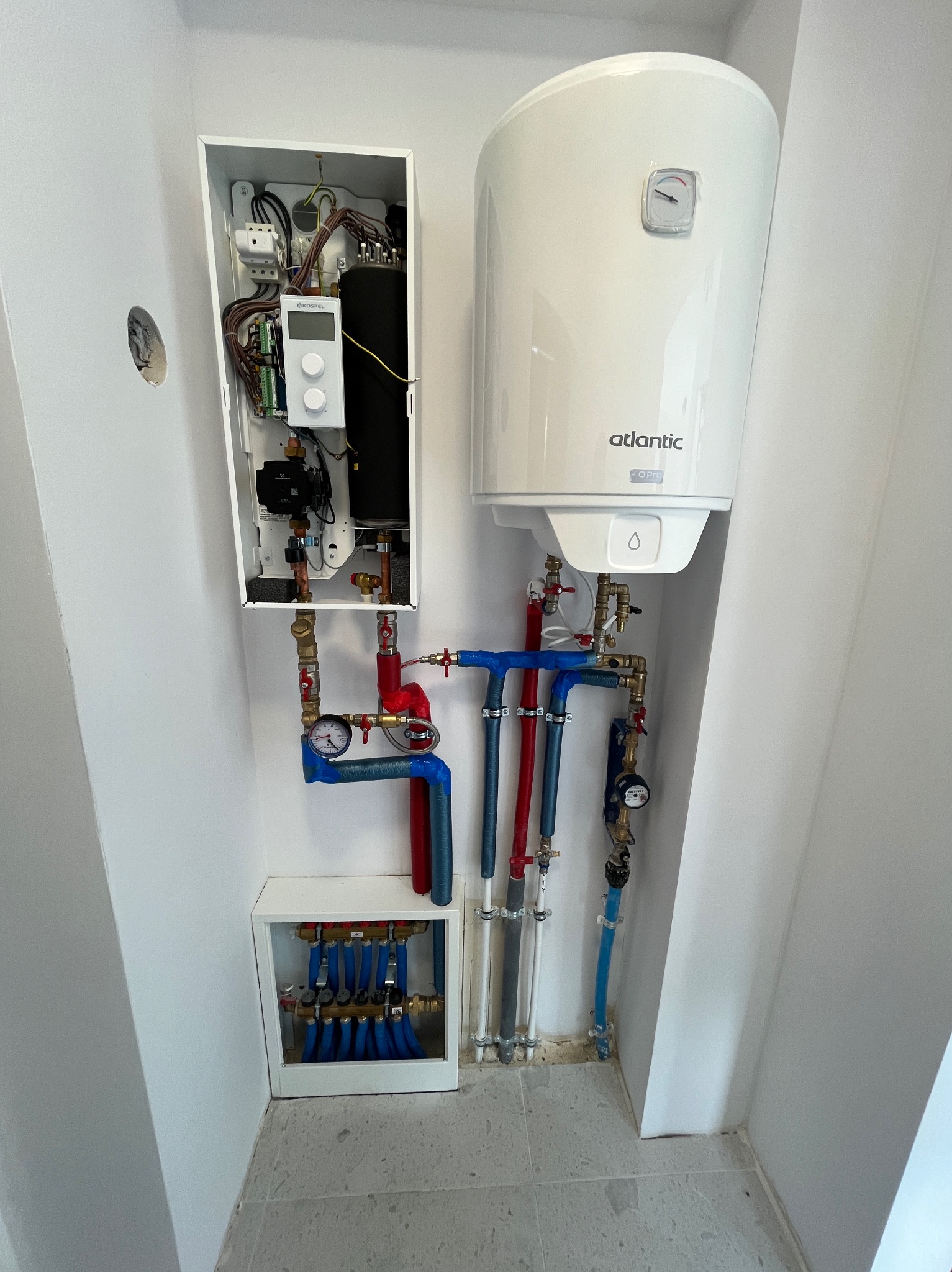 Montaż kotła elektrycznego oraz pojemnościowego podgrzewacza wody.