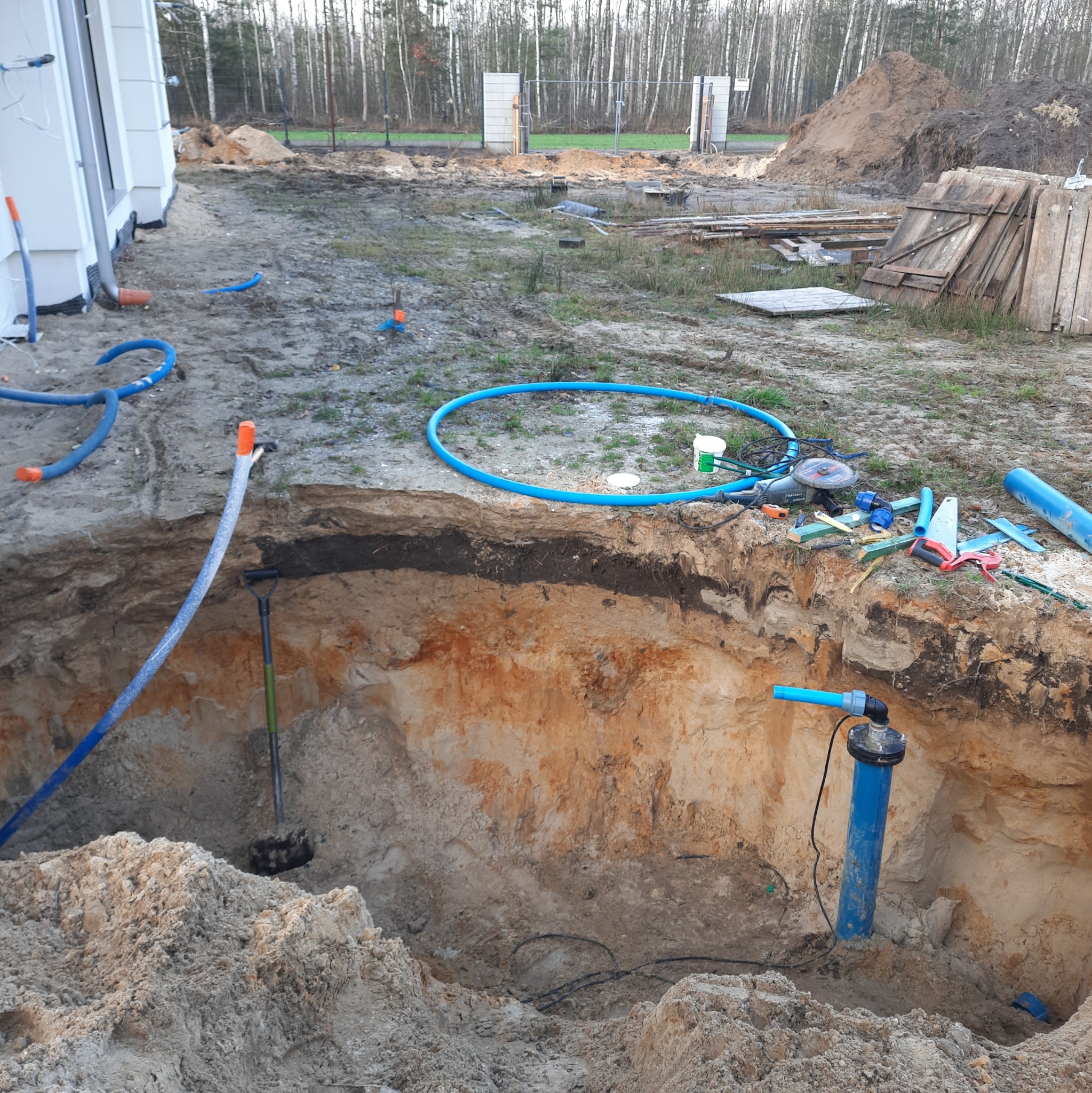 Tutaj podłączamy wodę wykonana studnia głębinowa pompa zatapialna sterowana falownikiem