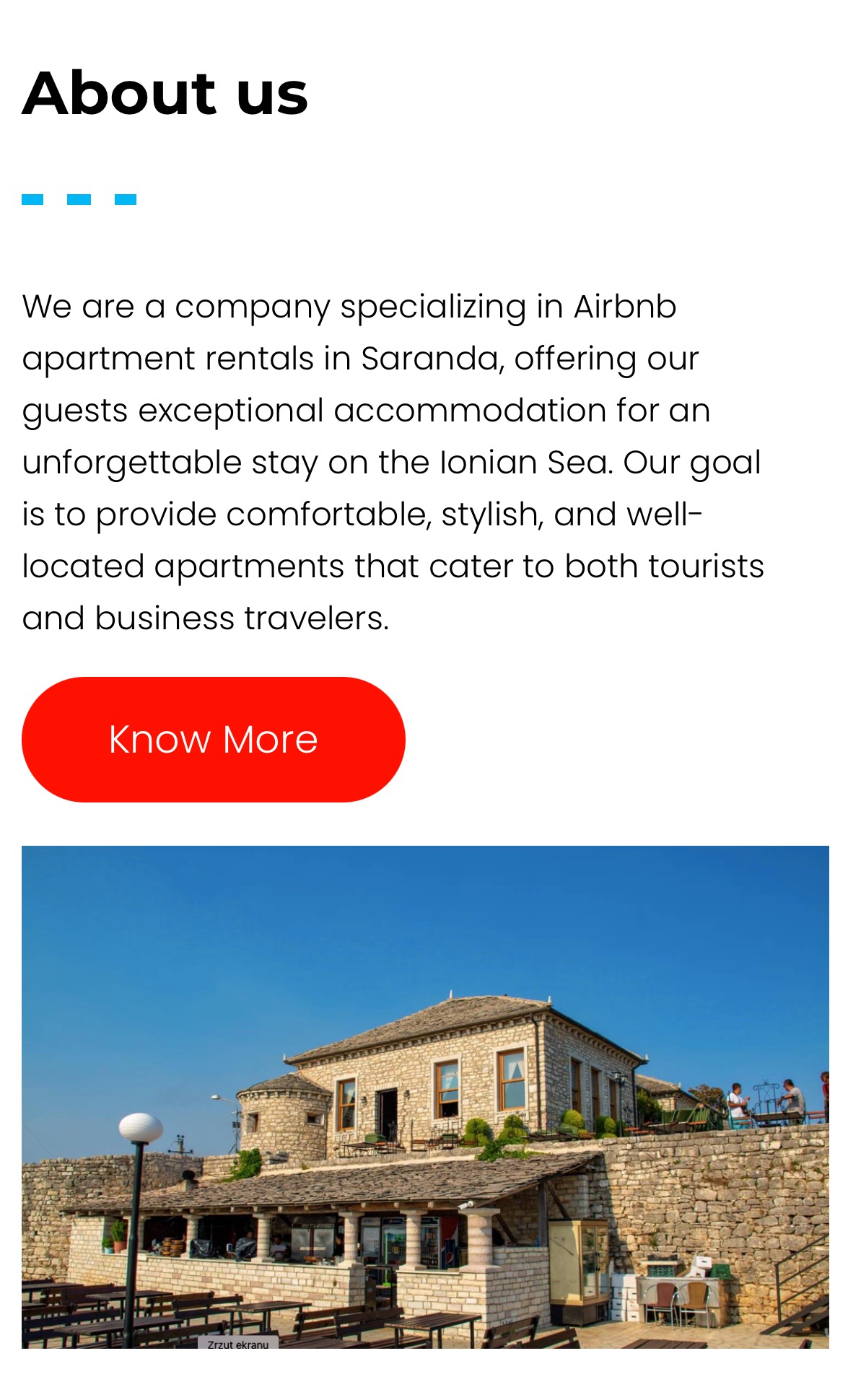 Kamienny budynek z restauracją i tarasem widokowym w Sarandzie, Albania, pod błękitnym niebem.