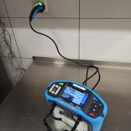 ELEKTRO-SEW Sebastian Więch - Urządzenie do pomiaru impedancji pętli zwarcia Metrel podłączone do gniazdka elektrycznego w Wejherowie, wskazujące wartość 0.24 oma.