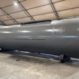 Zbiornik stalowy 60 000 litrów, kolejowy.

Zbiorniki służy jako bufor wodny. 