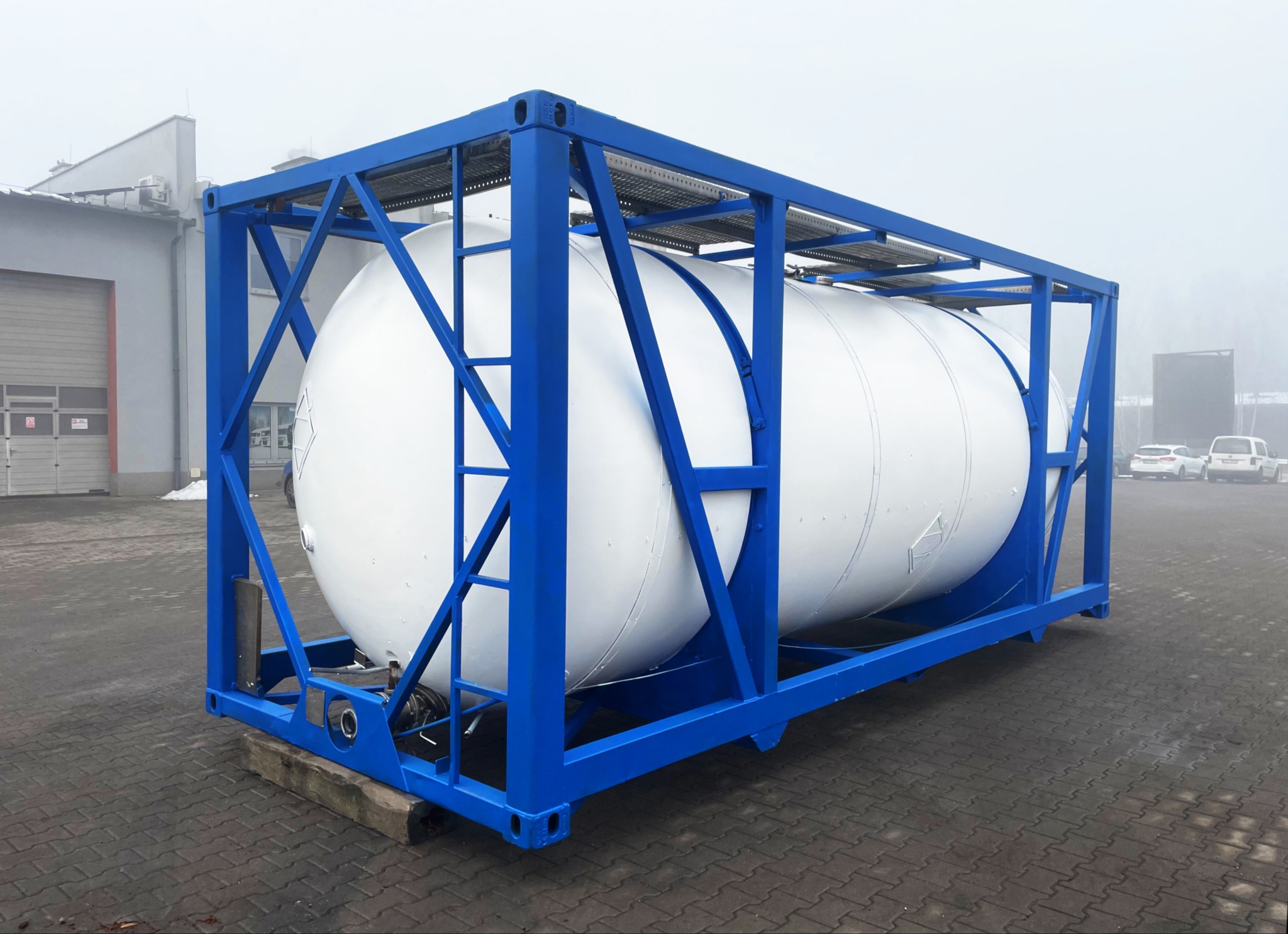 Tank kontener - 35 000 litrów, do magazynowania chemii budowlanej.