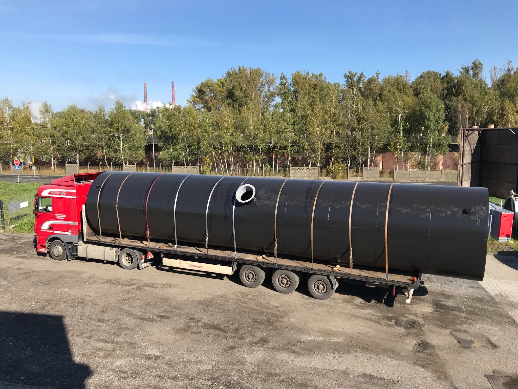 Zbiornik przeciwpożarowy o pojemności 100 000 litrów z armaturą pożarniczą.