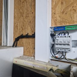 Wiktor Furmańczyk - Rozdzielnica elektryczna z zamontowanymi bezpiecznikami i listwami zaciskowymi, widoczna instalacja przewodów elektrycznych w Nowogardzie.