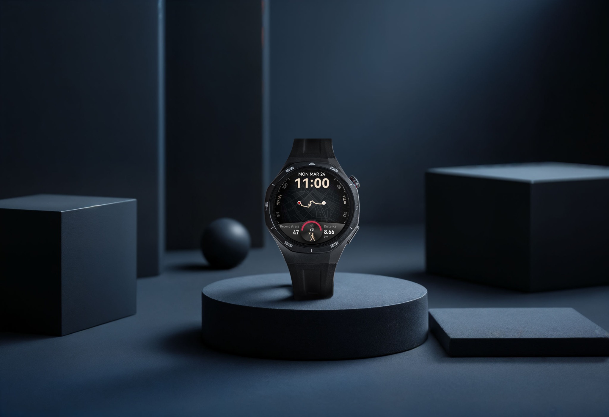 Czarny smartwatch z wyświetlaczem pokazującym trasę biegu i dane o aktywności, umieszczony na okrągłym podeście na tle minimalistycznej sceny z geometrycznymi bryłami w odcieniach szarości.