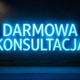 Niebieski neon na tle ceglanej ściany z napisem 'DARMOWA KONSULTACJA', oświetlony z góry, z widocznym fragmentem słupa ulicznego z zegarem.
