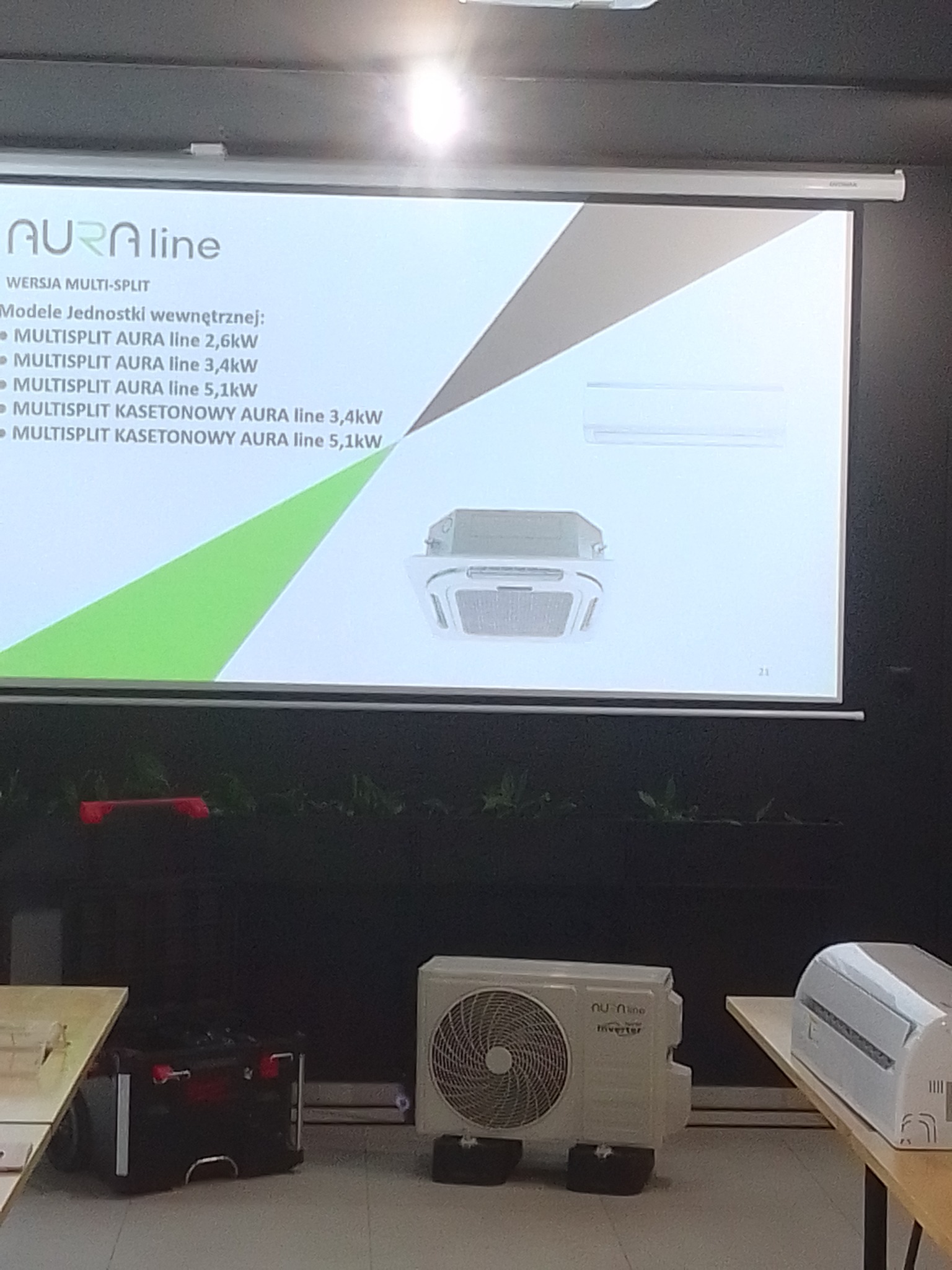 Prezentacja klimatyzacji Aura Line multi-split z modelami jednostek wewnętrznych 2.6kW, 3.4kW, 5.1kW i kasetonowych 3.4kW, 5.1kW. Widoczne jednostki klimatyzacji.