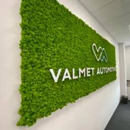 valmet automotive Żary logo na dystansach na mchu