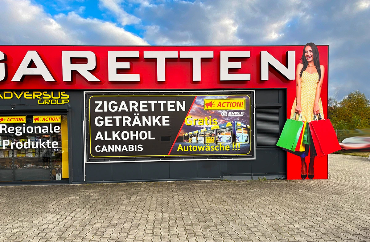 litery przestrzenne led i reklama na stelażu