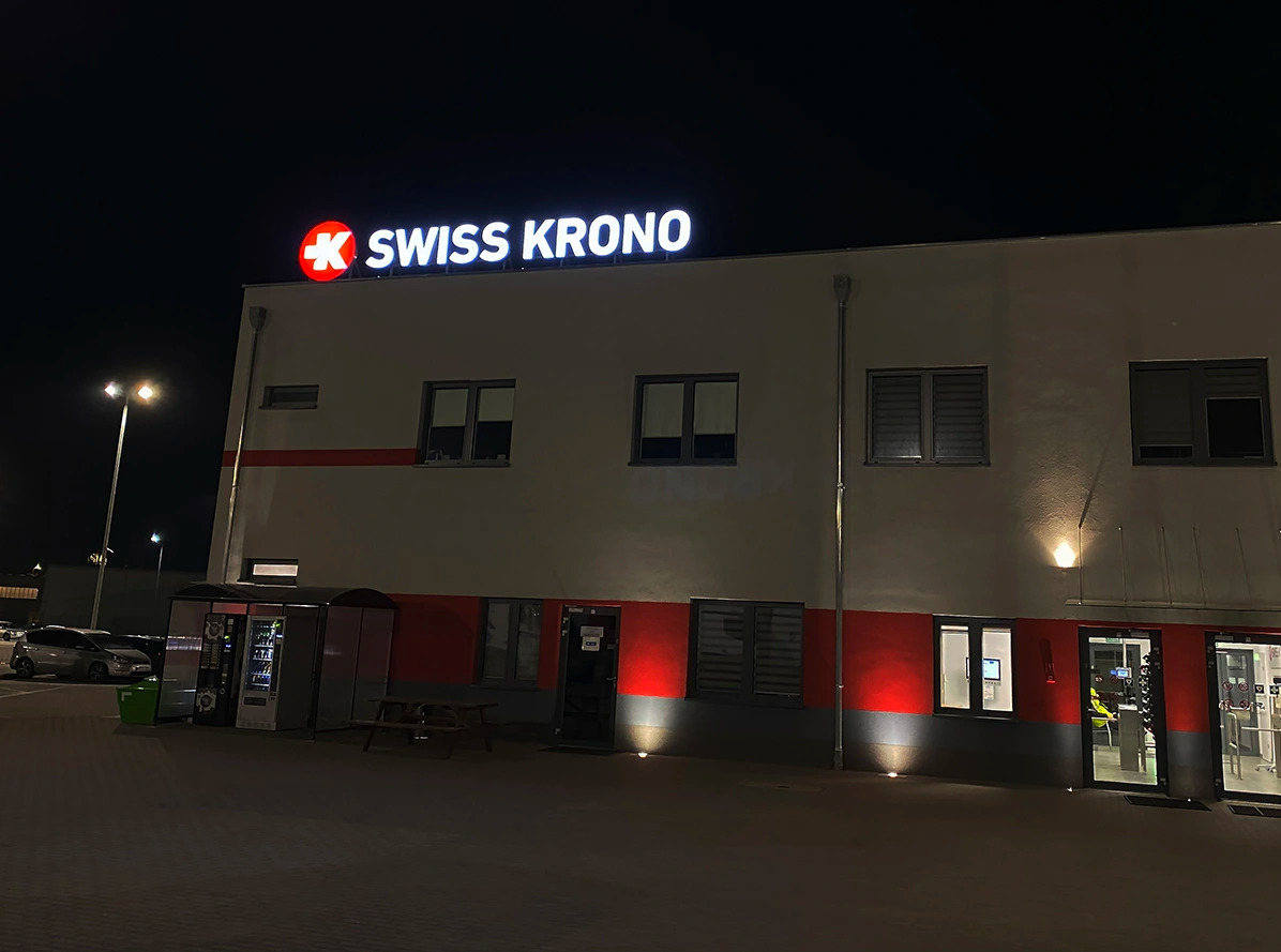 SWISS KRONO ŻARY logo podświetlane w nocy