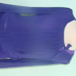 Fioletowa bluzka z szyfonu z długim rękawem, układana na manekinie, widoczne marszczenia i wiązanie z boku.