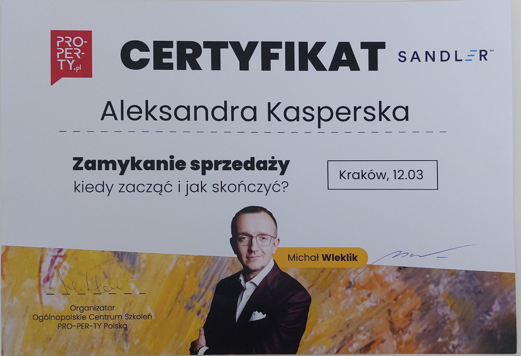 Certyfikat Sandlera dla Aleksandry Kasperskiej z zakresu zamykania sprzedaży, wydany w Krakowie, 12.03, sygnowany przez Michała Wleklika z Ogólnopolskiego Centrum Szkoleń PRO-PER-TY Polska.