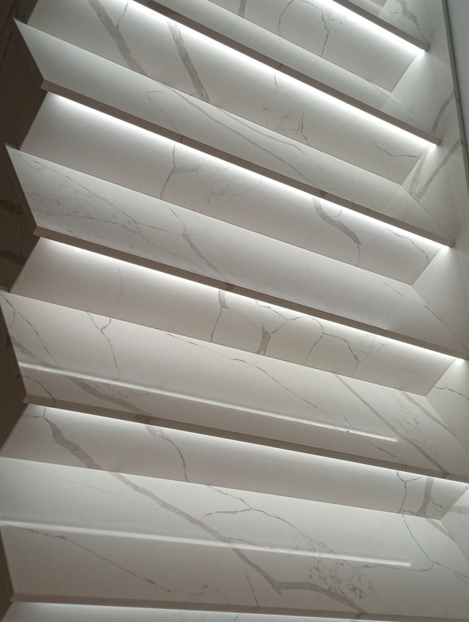 Schody wykonane z konglomeratu kwarcowego Calacatta Dauphine. Pomiar Dostawa Montaż Zapraszam Mar-Kam