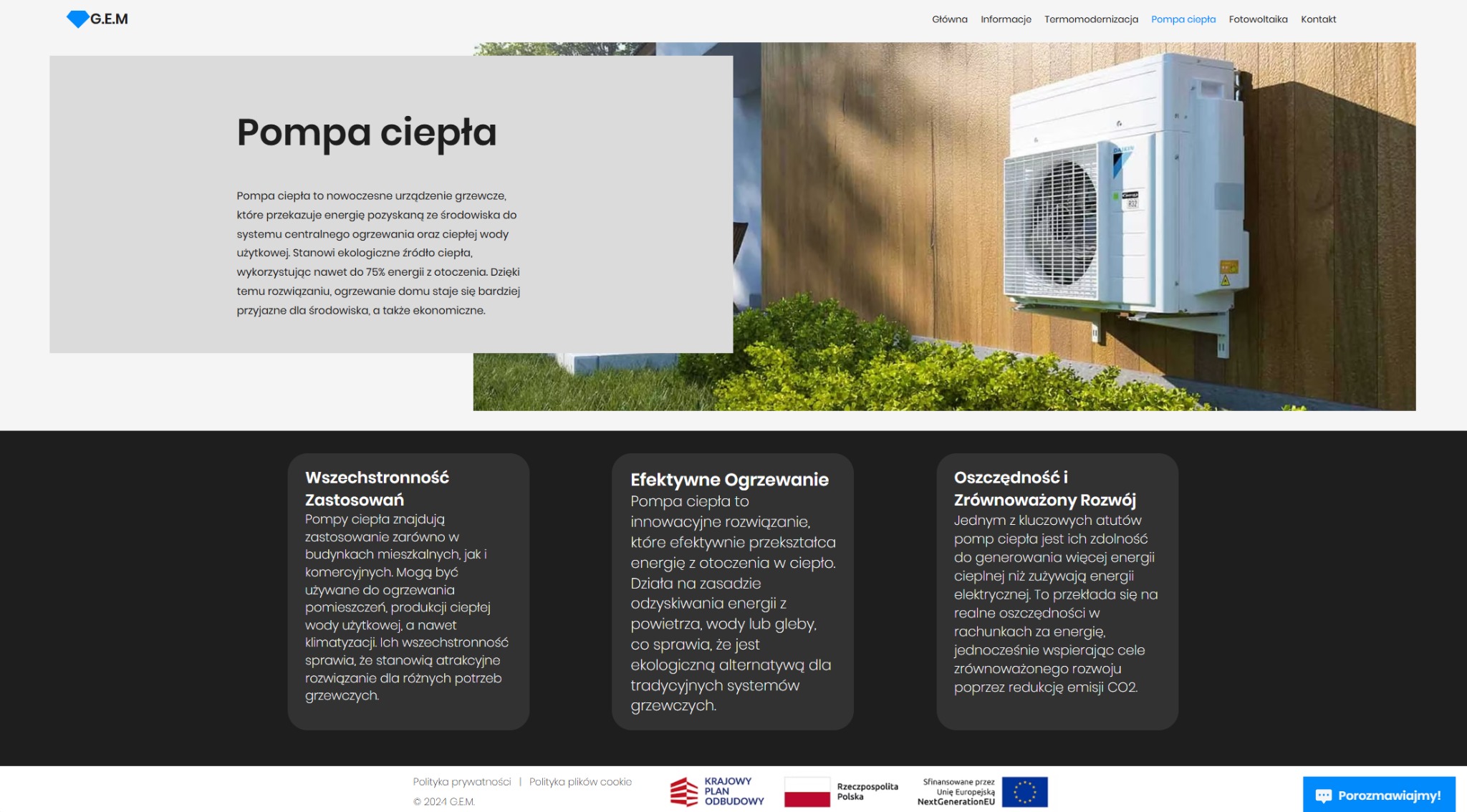 Biała pompa ciepła Daikin Altherma 3 R32 zamontowana na drewnianej elewacji budynku, otoczona zielenią. Widok z dołu, w tle fragment strony internetowej.